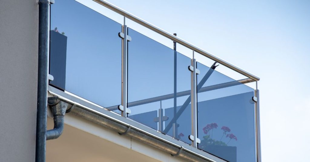 Guarda-corpo de vidro em São Gonçalo